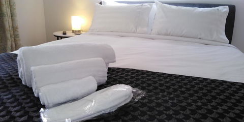 Lakeside Retreat & Business - Accommodation Daintree 2