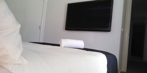 Lakeside Retreat & Business - Accommodation Daintree 1
