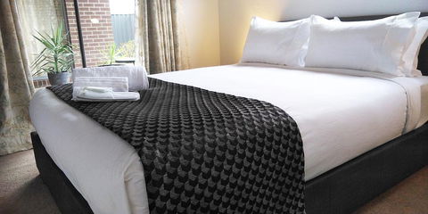 Lakeside Retreat & Business - Accommodation Daintree 3