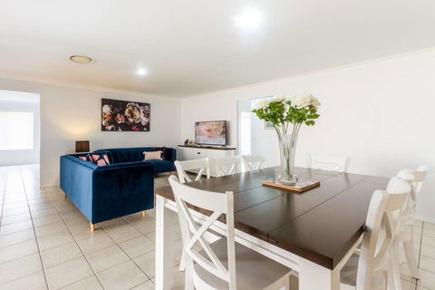 Large Executive And Family Home - Flinders View - Accommodation Daintree 0