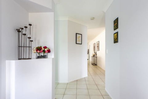Large Executive And Family Home - Flinders View - Accommodation Daintree 3