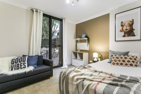 Large Unit Amid Inner-city Greenery Close To CBD - Accommodation Daintree 3
