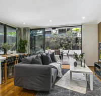 Large unit amid inner-city greenery close to CBD - Accommodation Daintree