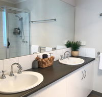 Luxury 4BR Home with KING Bed Lakes Entrance - Accommodation Daintree