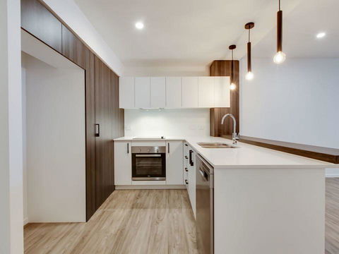 Luxury Apartment Opposite Train Station In Cannon Hill And 17 Minutes From The City - Accommodation Daintree 1