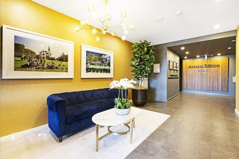 Luxury Apartment Opposite Train Station In Cannon Hill And 17 Minutes From The City - Accommodation Daintree 0