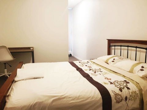 Luxury Apartment Opposite Train Station In Cannon Hill And 17 Minutes From The City - Accommodation Daintree 3