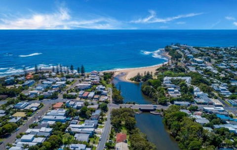 Luxury Hamptons Beachside Home In Dicky Beach - Accommodation Daintree 0