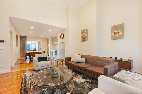 Luxury On The Esplanade - Accommodation Daintree 2