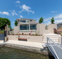 Luxury Waterfront Family Entertainer on Dolphin - Accommodation Daintree