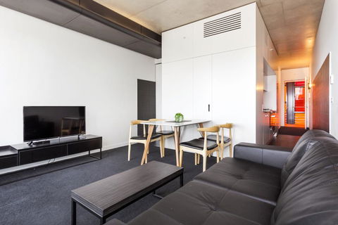 Magnificent Apartment With Spa In Melb - Accommodation Daintree 3