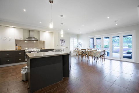 Magnificent Lux Stay@Mont Albert 4BR/WIFI/Garage - Accommodation Daintree 3