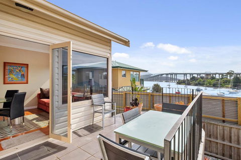 Manfield City Waterfront View Cottage - Accommodation Daintree 1