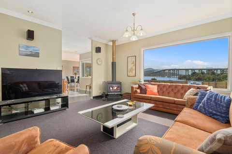Manfield City Waterfront View Cottage - Accommodation Daintree 0