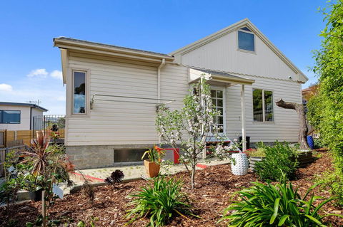 Manfield City Waterfront View Cottage - Accommodation Daintree 2