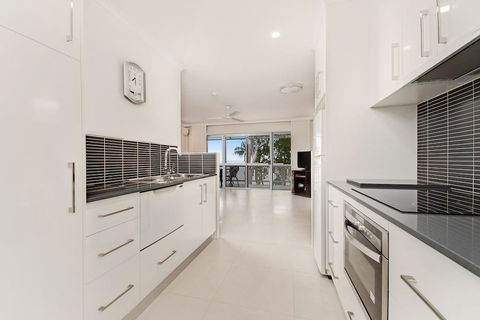Marlin Waters Beachfront Apartments - Accommodation Daintree 2