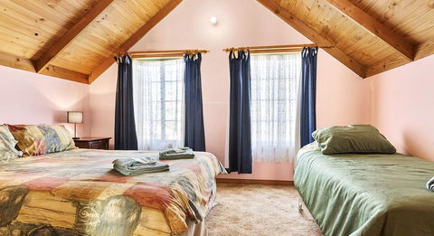 Meredith House & Apartments Strahan - Accommodation Daintree 0