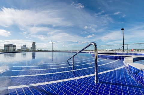 Meriton Suites Southport - Accommodation Daintree 2