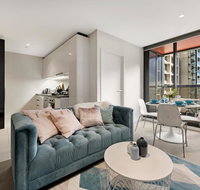 MH022  Sweet Pink room located in Melbourne CBD - Accommodation Daintree