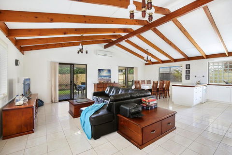 Michael Street 39, Golden Beach - Accommodation Daintree 3