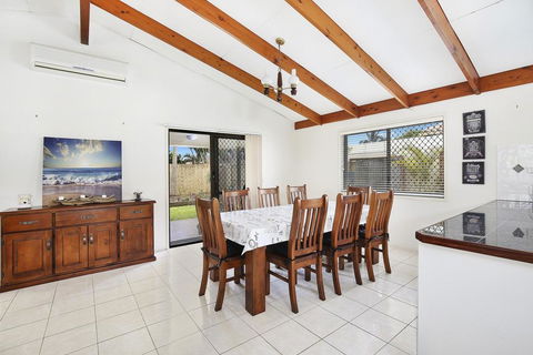 Michael Street 39, Golden Beach - Accommodation Daintree 1