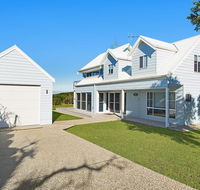 Middle Rock Beach House - Beach Front Lake Cathie - Accommodation Daintree