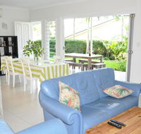 MODERN 3 BEDROOM APARTMENT IN TRADITIONAL QUEENSLANDER  PATIO LEAFY YARD POOL - Accommodation Daintree