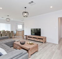 Modern and Spacious home near Curtin University - Accommodation Daintree
