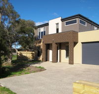 Modern Beachside 5 Bedrooms - Accommodation Daintree