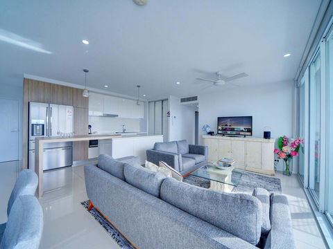 Modern Contemporary Southport Apartment - Accommodation Daintree 2