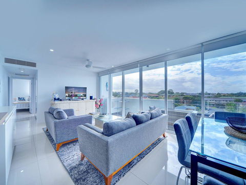 Modern Contemporary Southport Apartment - Accommodation Daintree 0