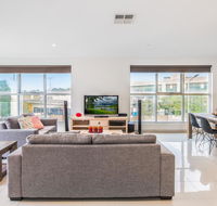 Modern Unit With Balconies Near Melbourne Airport - Accommodation Daintree
