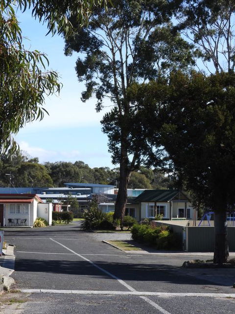 Moomba Holiday And Caravan Park - Accommodation Daintree 0
