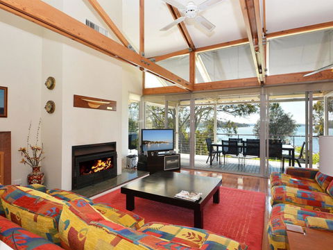 Morisset Bay Waterfront Views Lake House Looking Over Trinity Marina - Accommodation Daintree 1
