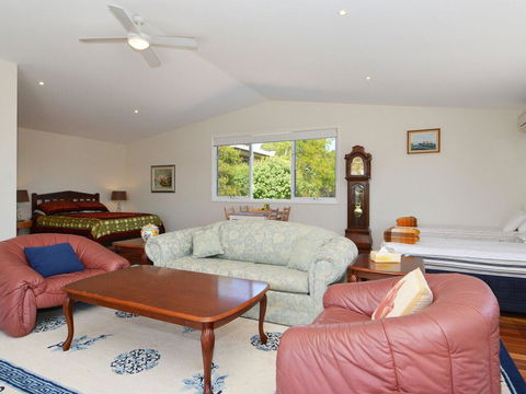 Morisset Waterfront 1bdr Studio Looking Over Trinity Marina - Accommodation Daintree 0