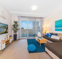 Near Airport  Train Station Stylish Two-Story Apartment - Accommodation Daintree