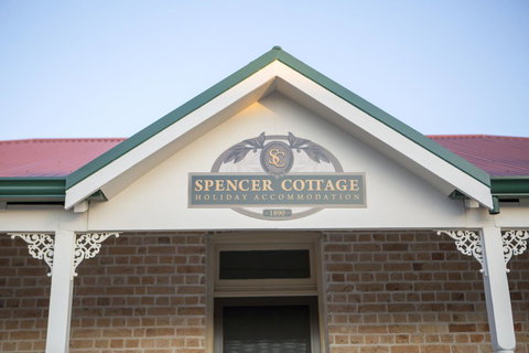 Spencer Cottage - Accommodation Daintree 0