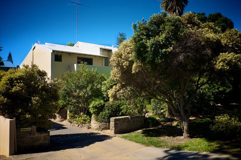 Cottesloe Artist's Beach Retreat - Accommodation Daintree 4