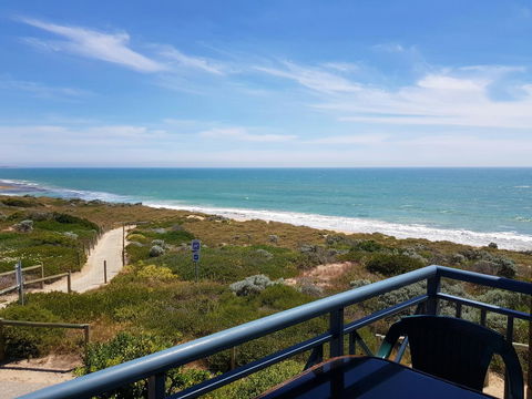 Caravel Beach House Mandurah - Accommodation Daintree 8