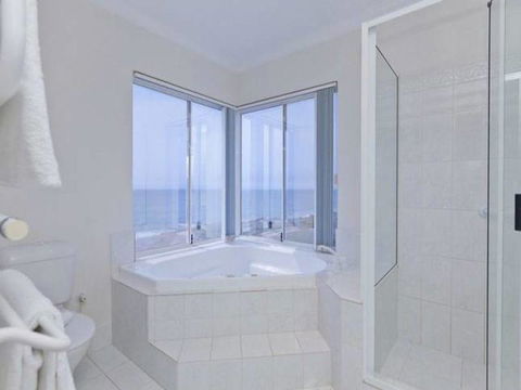 Caravel Beach House Mandurah - Accommodation Daintree 32