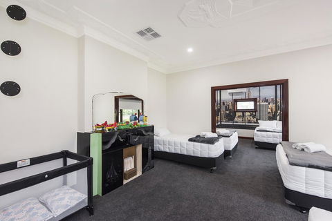 Big House Heated Pool 11 Beds Como / South Perth / Applecross - Accommodation Daintree 21