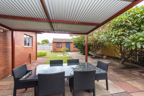 Big House Heated Pool 11 Beds Como / South Perth / Applecross - Accommodation Daintree 28