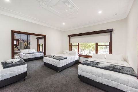 Big House Heated Pool 11 Beds Como / South Perth / Applecross - Accommodation Daintree 17
