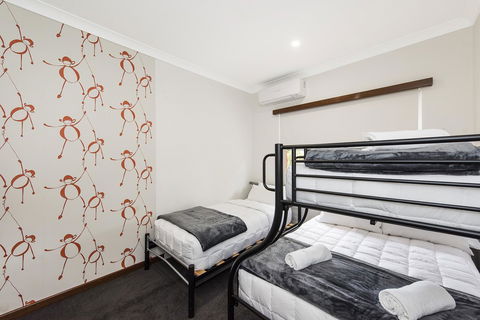 Big House Heated Pool 11 Beds Como / South Perth / Applecross - Accommodation Daintree 24