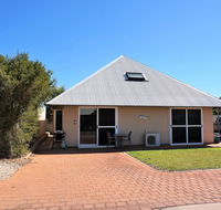 Osprey Holiday Village Unit 103/1 Bed - Perfect short stay apartment with King size bed - Accommodation Daintree