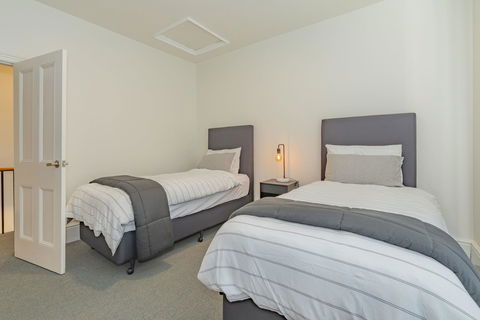 4 Bedroom House - Hobart CBD - Free Parking - Free WIFI - Accommodation Daintree 13