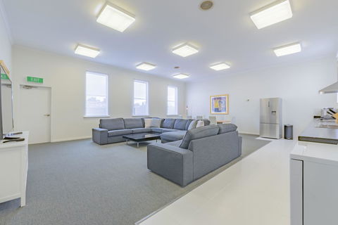 4 Bedroom House - Hobart CBD - Free Parking - Free WIFI - Accommodation Daintree 9