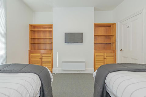 4 Bedroom House - Hobart CBD - Free Parking - Free WIFI - Accommodation Daintree 15