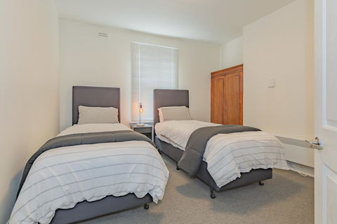 4 Bedroom House - Hobart CBD - Free Parking - Free WIFI - Accommodation Daintree 3