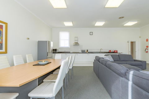 4 Bedroom House - Hobart CBD - Free Parking - Free WIFI - Accommodation Daintree 16